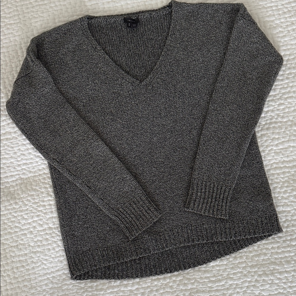 HP 🎉Theory Charcoal V-Neck Women's Sweater EUC